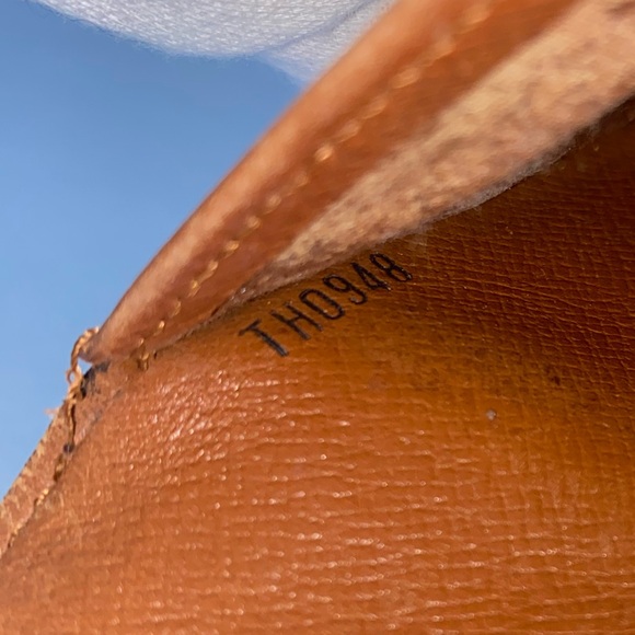 Authentic 💯 LV mono Sarah Trifold Wallet - Picture 11 of 11